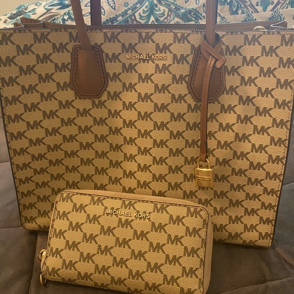 Michael Kors Handbags - Michael Kors authentic wallet and purse